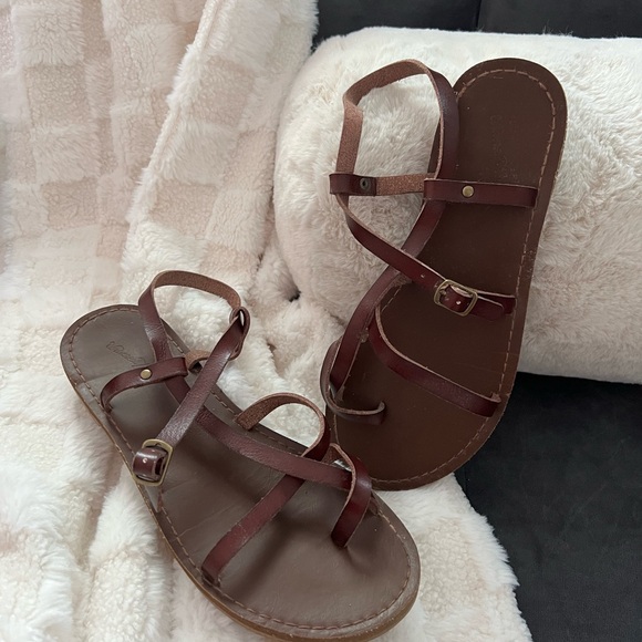 Universal Thread Dark Brown and Black Strappy Sandals - Picture 1 of 8